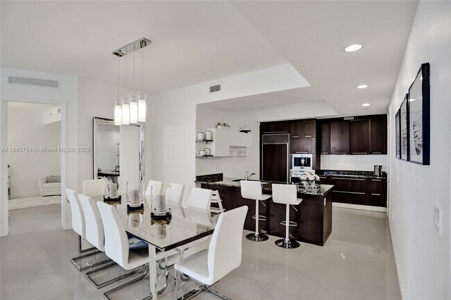 Building Photo - 15901 Collins Ave