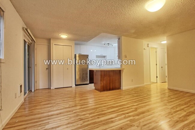 Building Photo - 2 Bed, 1 Bath Triplex in Sellwood-Moreland