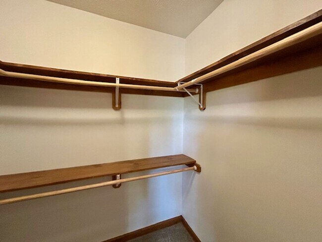 Building Photo - Stunning 3 Bedroom/2 Bath home in Pike Tow...