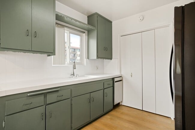 Building Photo - 740 W 27th St