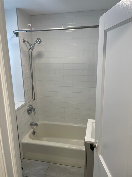 Building Photo - 125 Tunxis Hill Rd