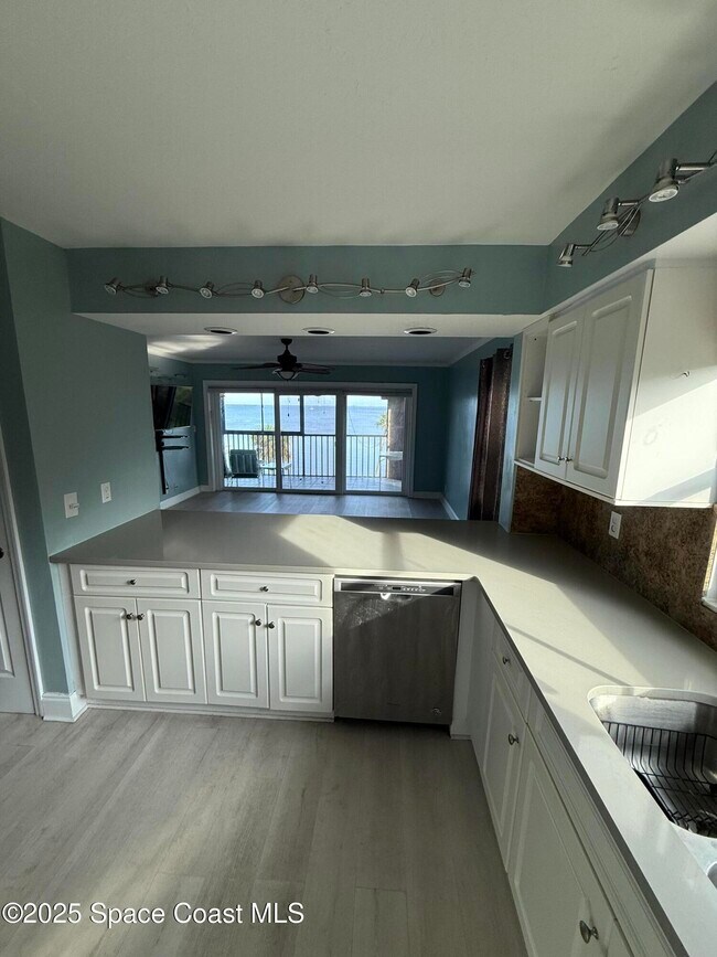 Building Photo - 1540 Riverside Dr