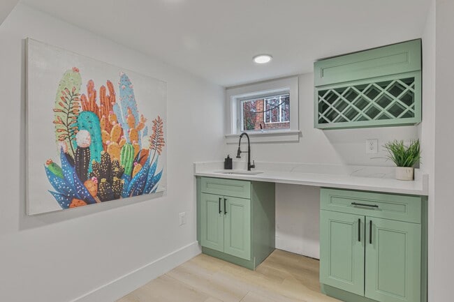Building Photo - Spacious Fully Renovated Tudor Duplex w/ 3...