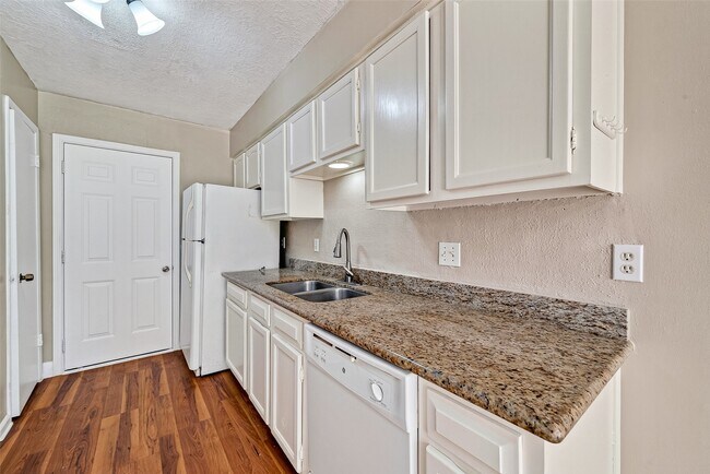 Building Photo - 13847 Cherry Hollow Ln