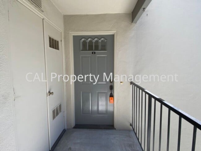 Building Photo - Upper level 2 bedroom & 1 bathroom condomi...