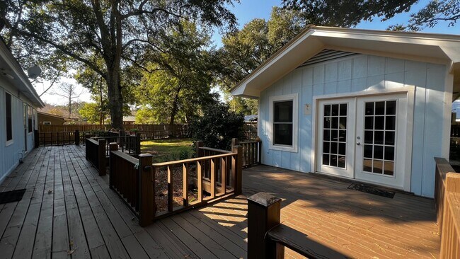 Building Photo - 905 Van Ave