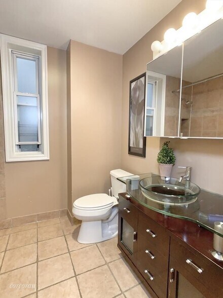 Building Photo - 174 W 89th St