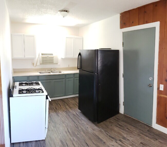Building Photo - Cute Remodeled 1/1 with storage shed and l...