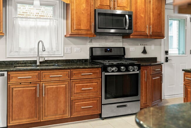 Building Photo - 2852 Scott St