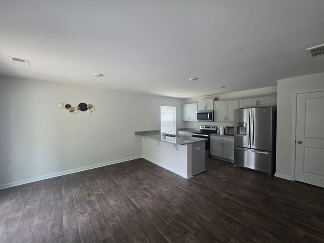 Building Photo - Perfectly Located Townhome