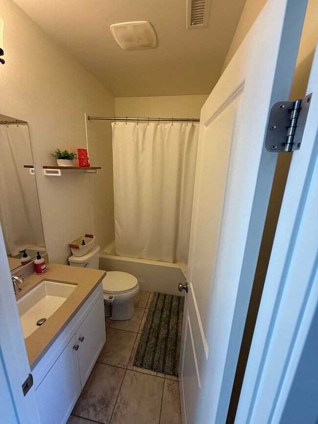 Building Photo - 3 Bedroom 2 Bath Unit