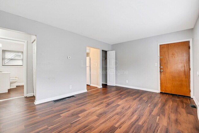 Building Photo - 2425 Lindsay Ave