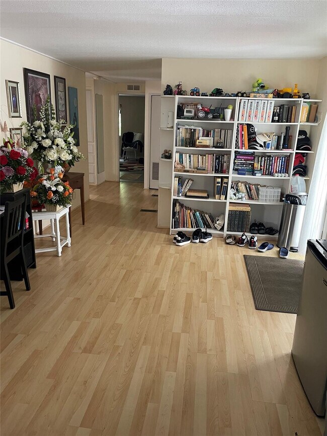 Building Photo - 5724 Lagoon Dr