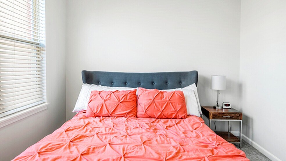 Building Photo - 720 W Evergreen Ave