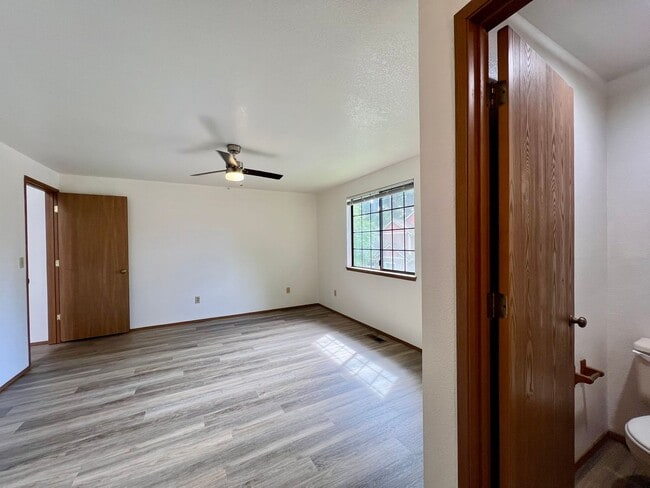 Building Photo - PENDING APPLICATION; New Paint & New Floor...