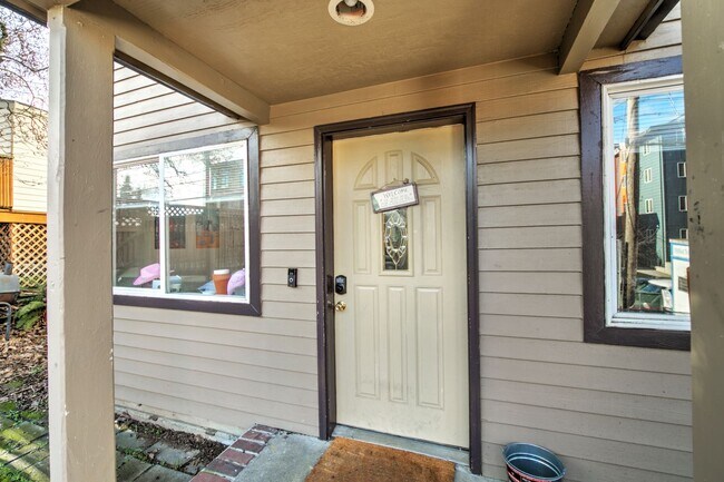 Building Photo - 8 Bedroom home in the Heart of the U-district