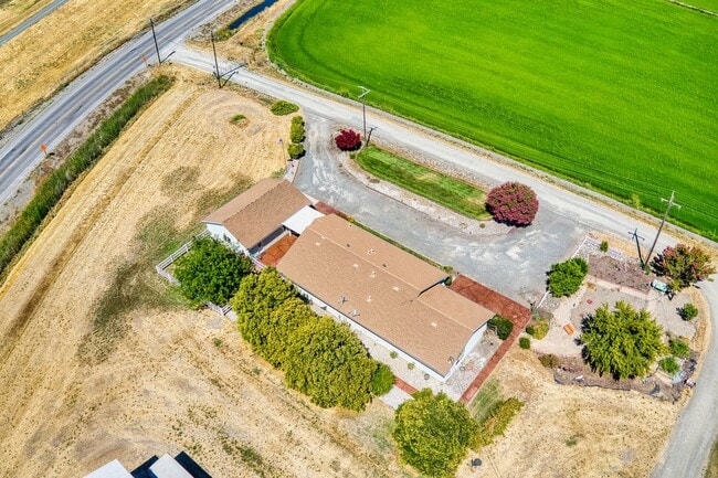 Building Photo - Beautiful 3 Bed / 2 Bath  on 1.8 Acres Ple...