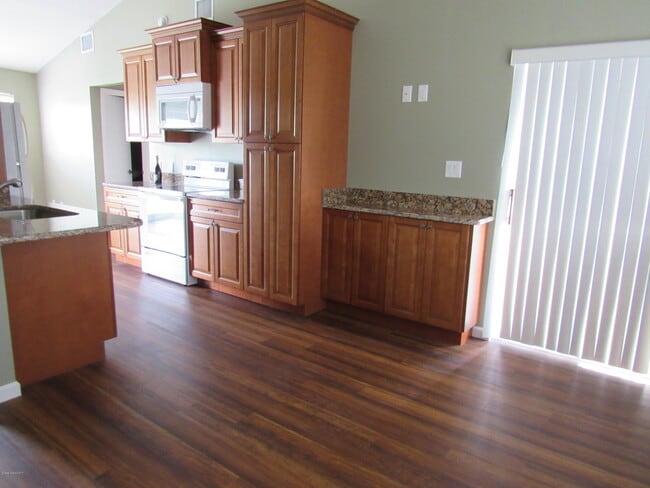 Building Photo - 526 Beach Park Ln