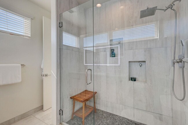Building Photo - Available Modern Long Term Unfurnished hom...