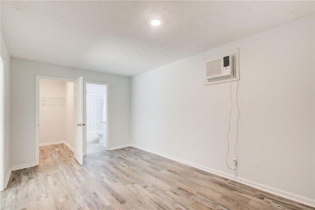 Building Photo - 2470 Stonegate Dr