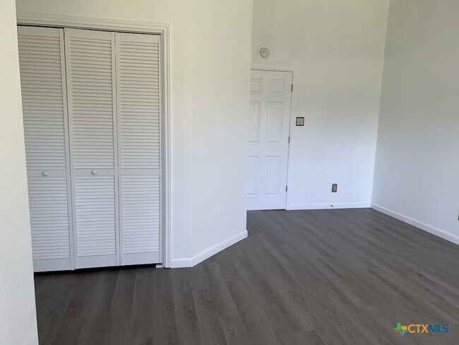 Building Photo - 2503 Armadillo Dr