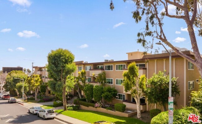 Building Photo - 1121 N Olive Dr