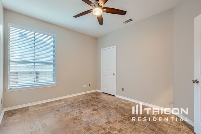 Building Photo - 122 Freedom Ct