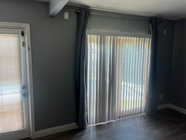 Building Photo - POOL HOME 3 BEDROOMS 3 BATHS