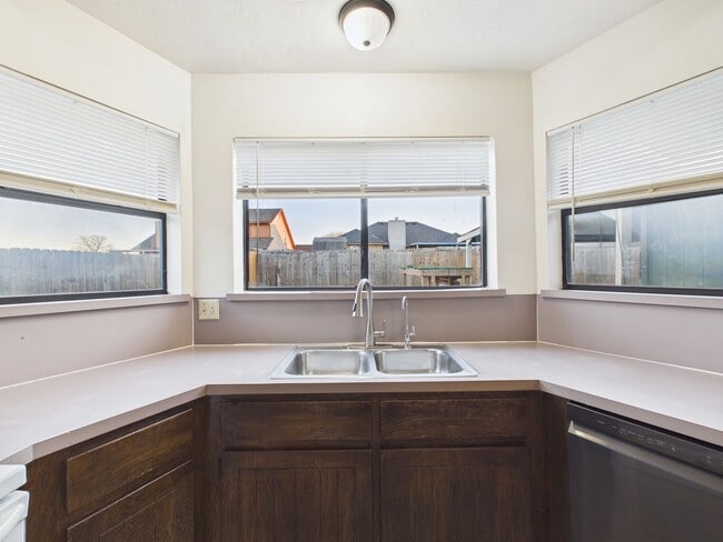 Building Photo - 3904 SW Parkridge Blvd