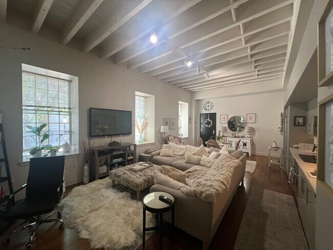 Building Photo - 33 3rd Ave