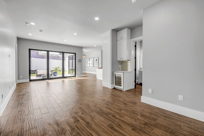 Building Photo - 1707 N Peninsula Ave