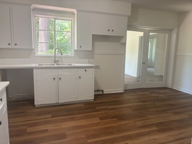 Building Photo - 3147 Shirley Dr