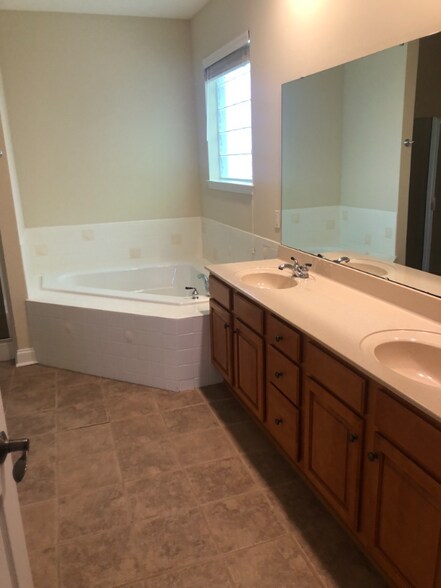 Building Photo - 5604 Warrendale Ct S