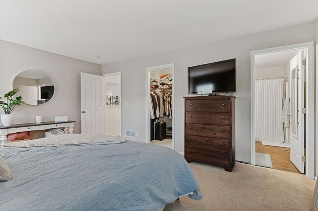 Building Photo - Updated 3bed/3bath with Finished Basement