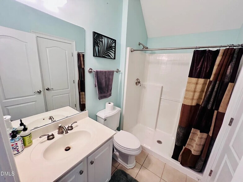 Building Photo - Room in House on Gold Rock Ln