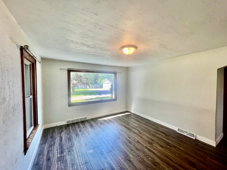 Building Photo - 1032 N Rapids Rd