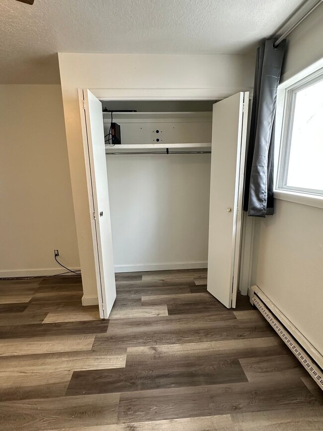 Building Photo - Recently remodeled 3 bed, 1 bath Duplex in...