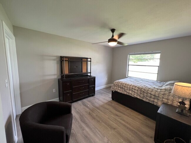 Building Photo - 652 Glenview Dr