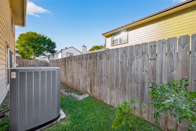 Building Photo - 11866 Plumbrook Dr