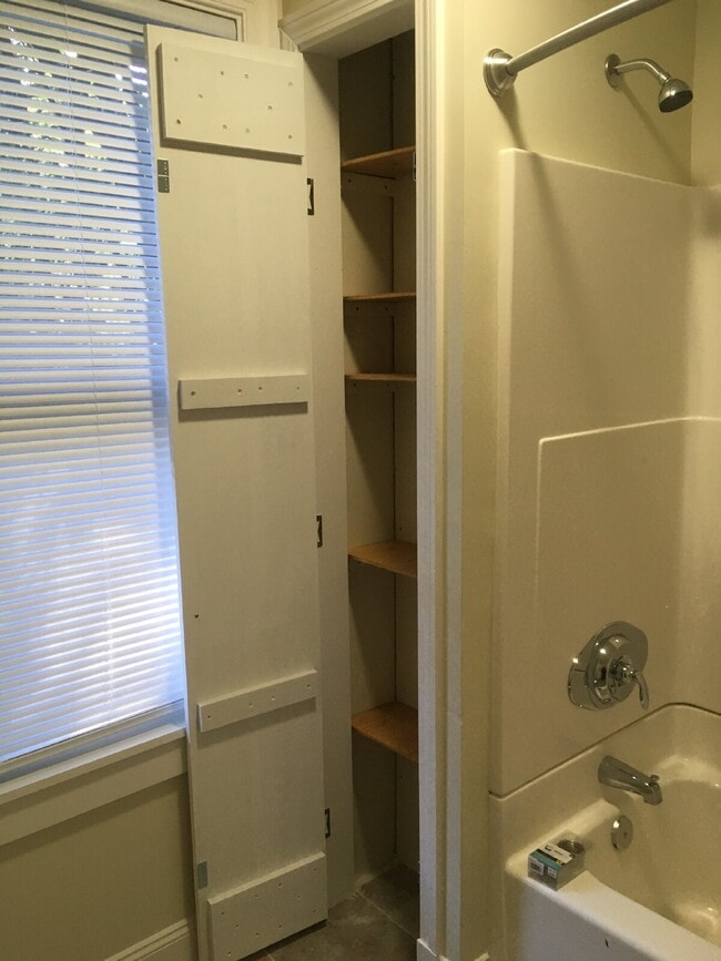 Building Photo - 1ST FLOOR!  3-bedroom unit located on a quiet dead-end street!