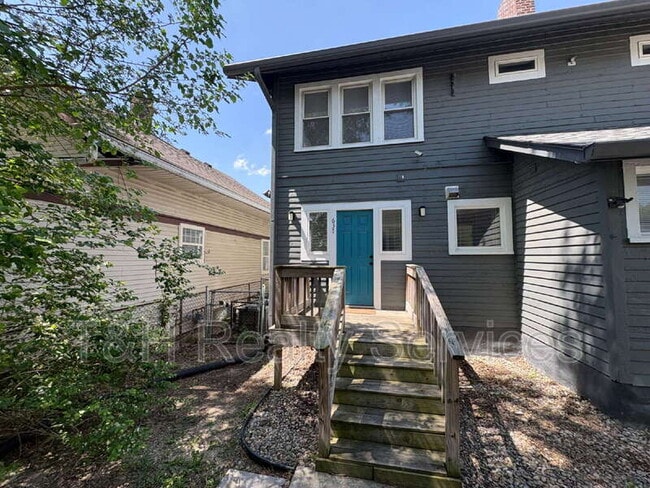 Building Photo - 637 N Gray St