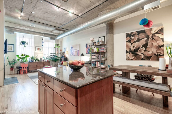 Building Photo - 758 N Larrabee St