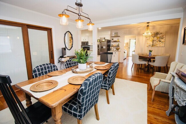 Building Photo - Stunning 3 Bedroom, 2 Bathroom in West Col...