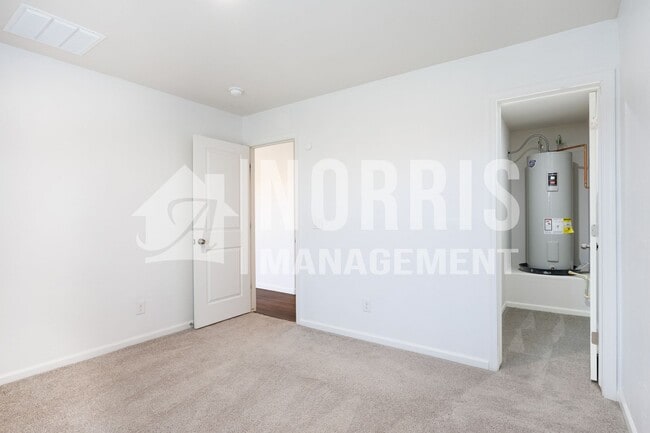 Building Photo - Beautiful Large Home Very Close to Freeway