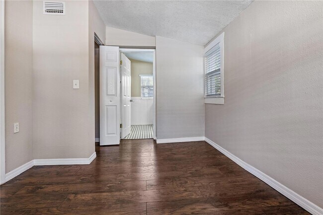 Building Photo - 1209 E Ida St