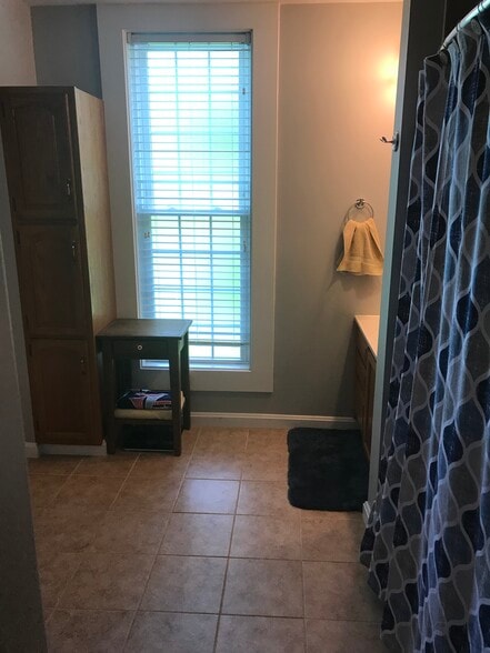 Bathroom 1 - 11031 Edinboro Rd