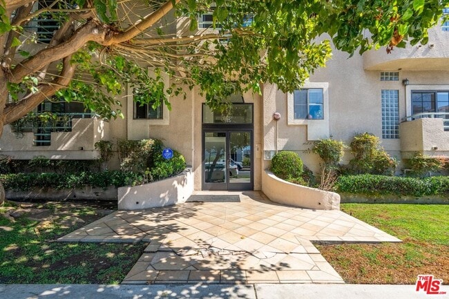 Building Photo - 102 N Sweetzer Ave