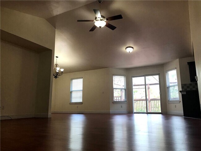 Building Photo - 1652 W Cedar St