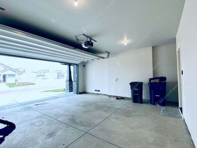 Building Photo - 3BR SE Bend home in great neighborhood wit...