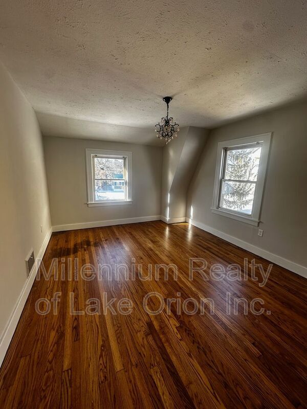 Building Photo - 24 Utica Rd